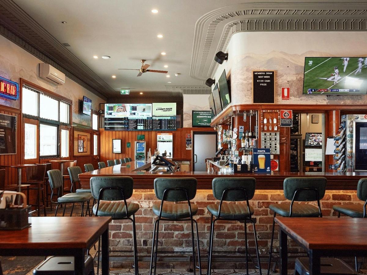 The Greenroof Hotel - Front Bar