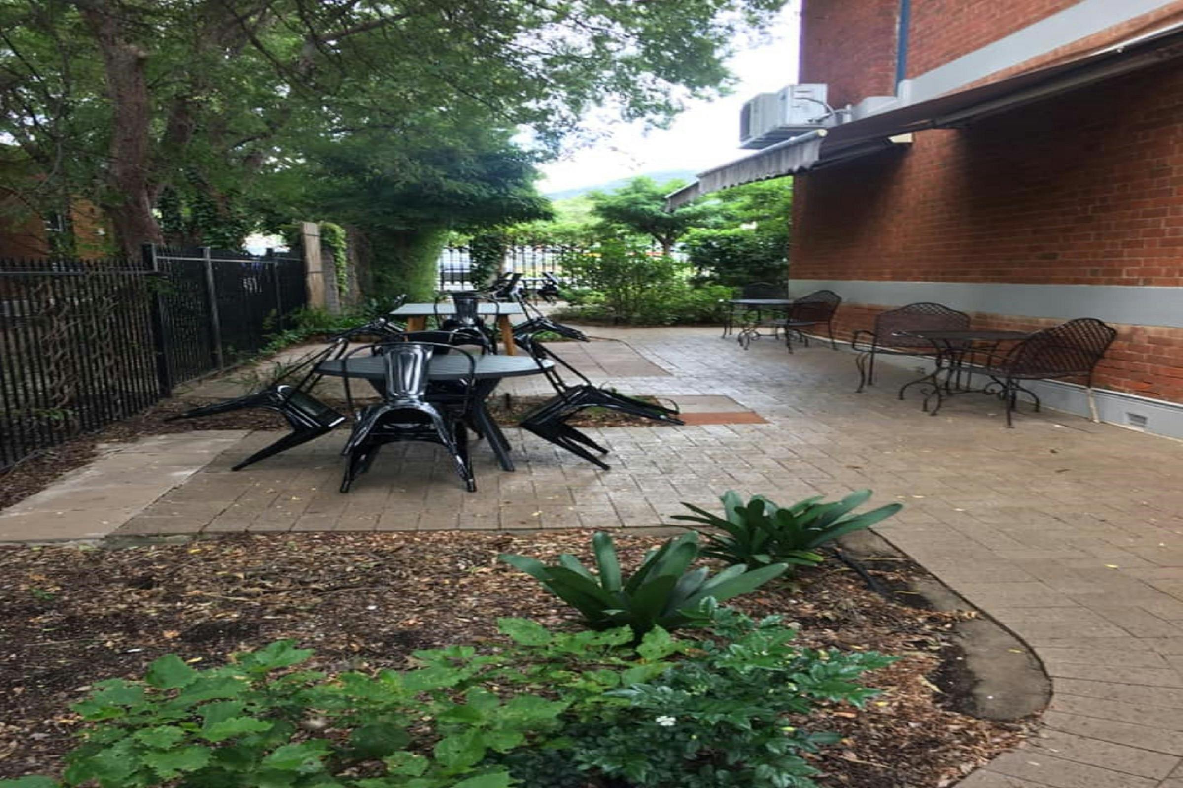 Outdoor dining at The Bell House Tamworth