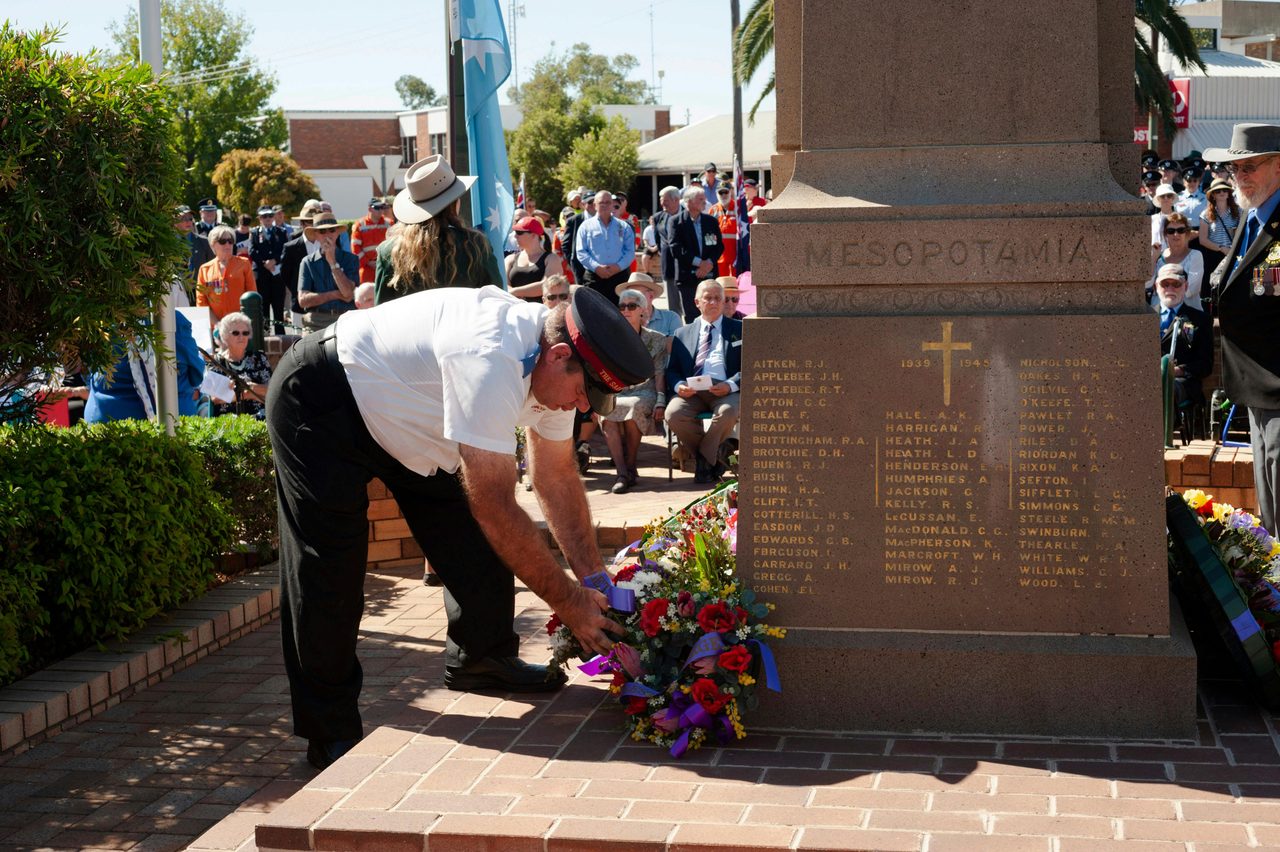 Laying a reef to pay respect on Anzac Day in Gunnedah