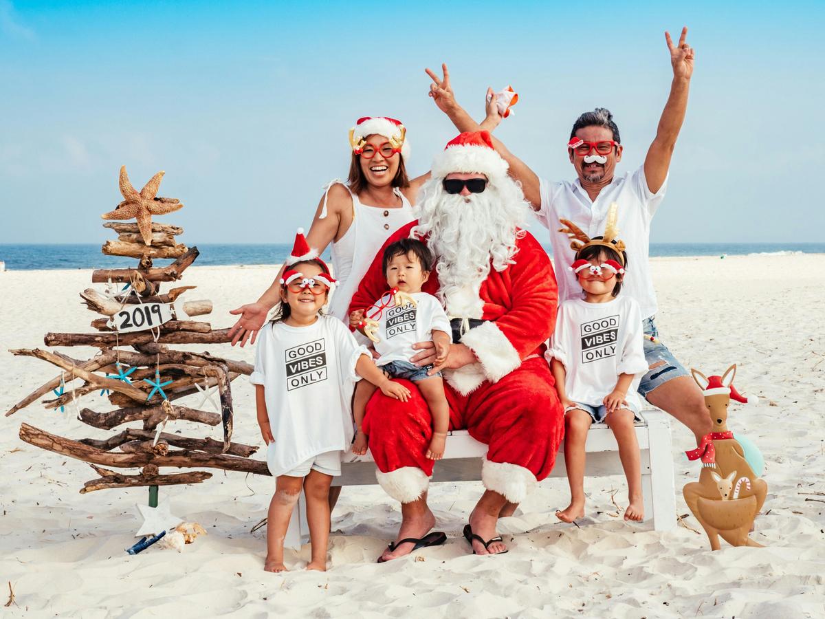 The perfect Christmas photo with Byron Beach Santa