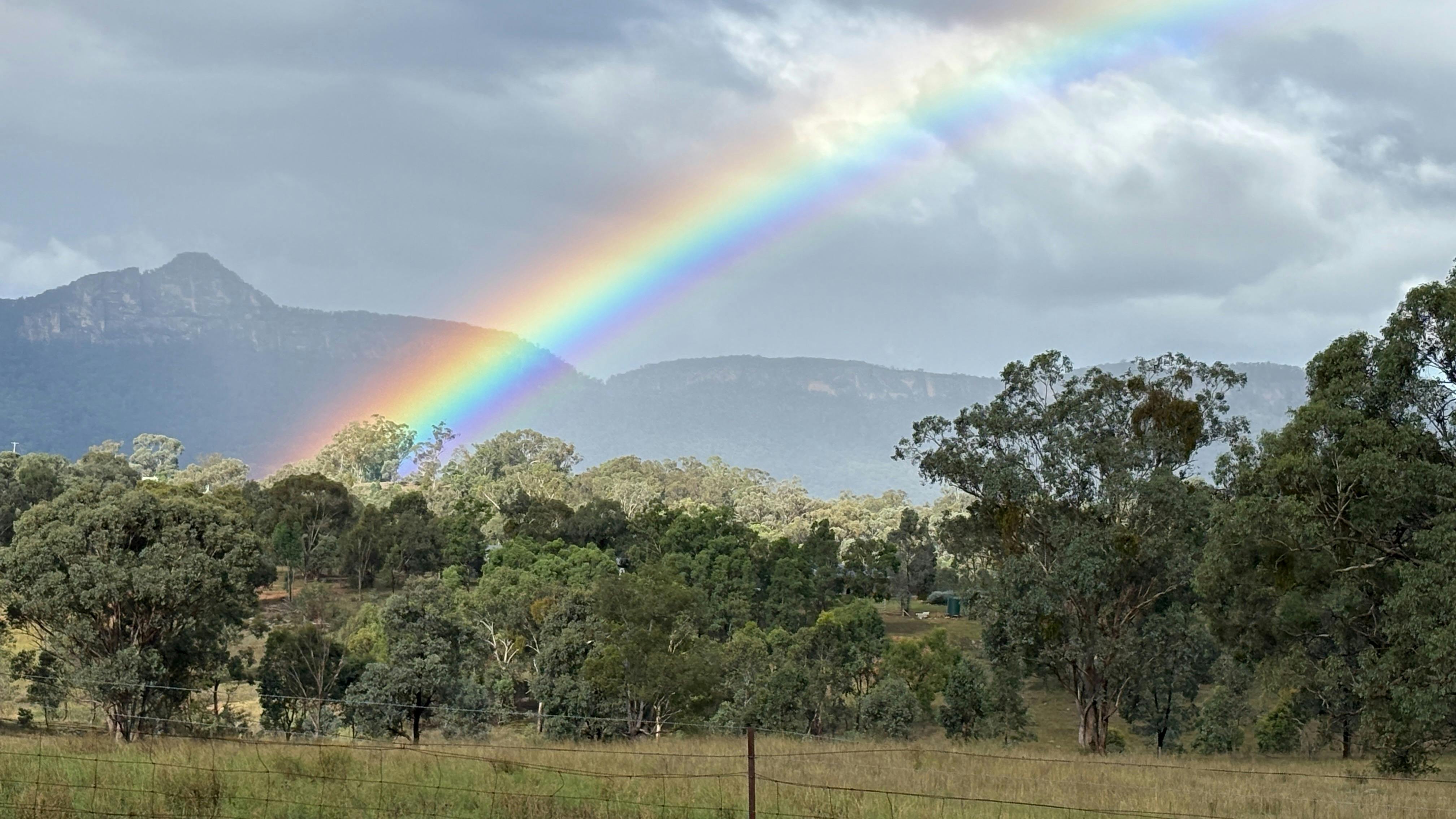 Capertee Mountain View Retreat with rainbow