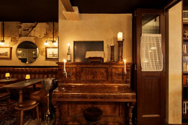 John Watson the "Minskys Piano Man" at Henry G's