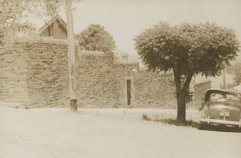 Image outside Gundagai Gaol 1944