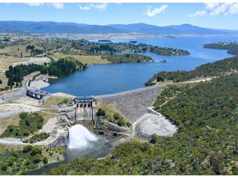 Dam wall Lake Jindabyne