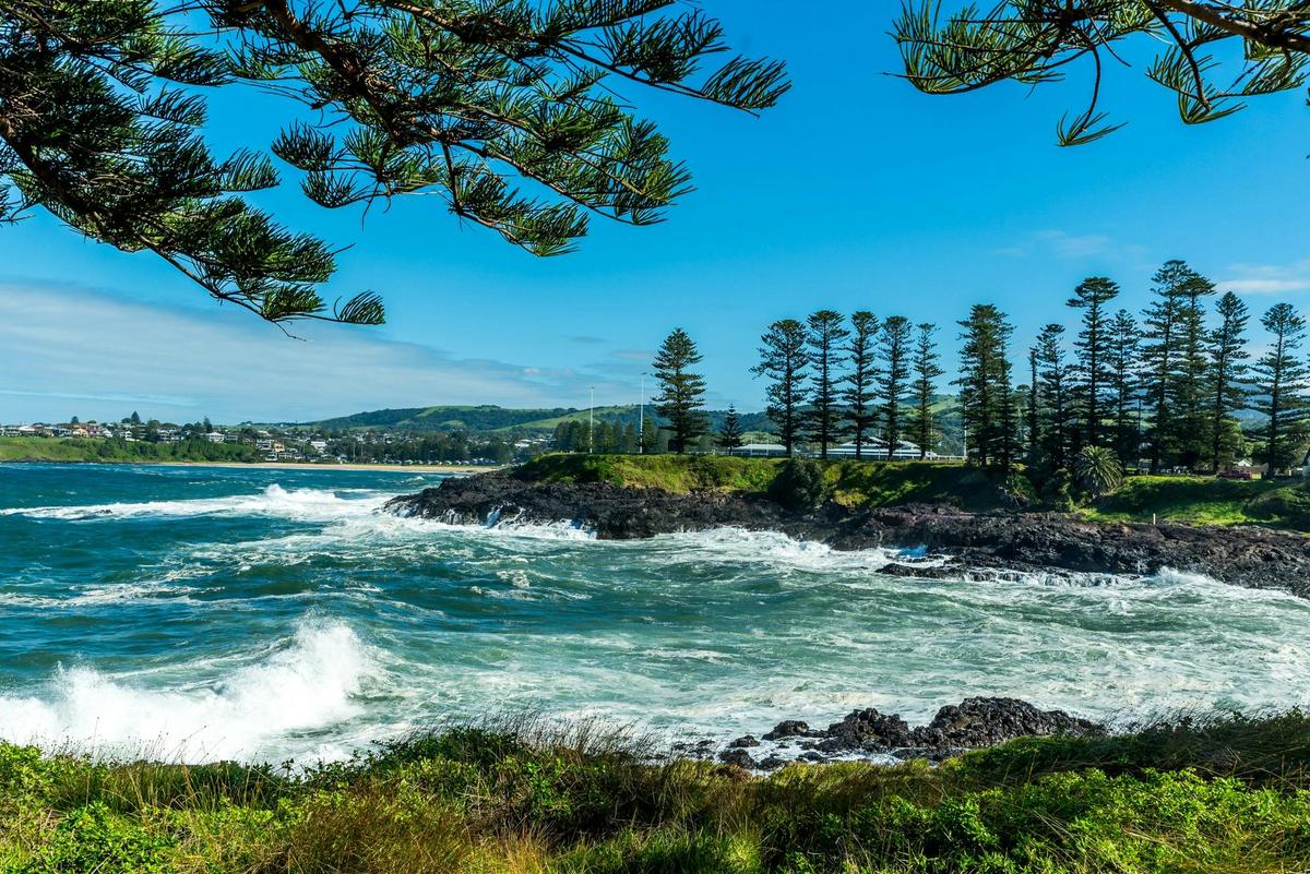 Escape Sydney: Sea Cliff Bridge, Kiama Blowhole, Beaches and Farmlands