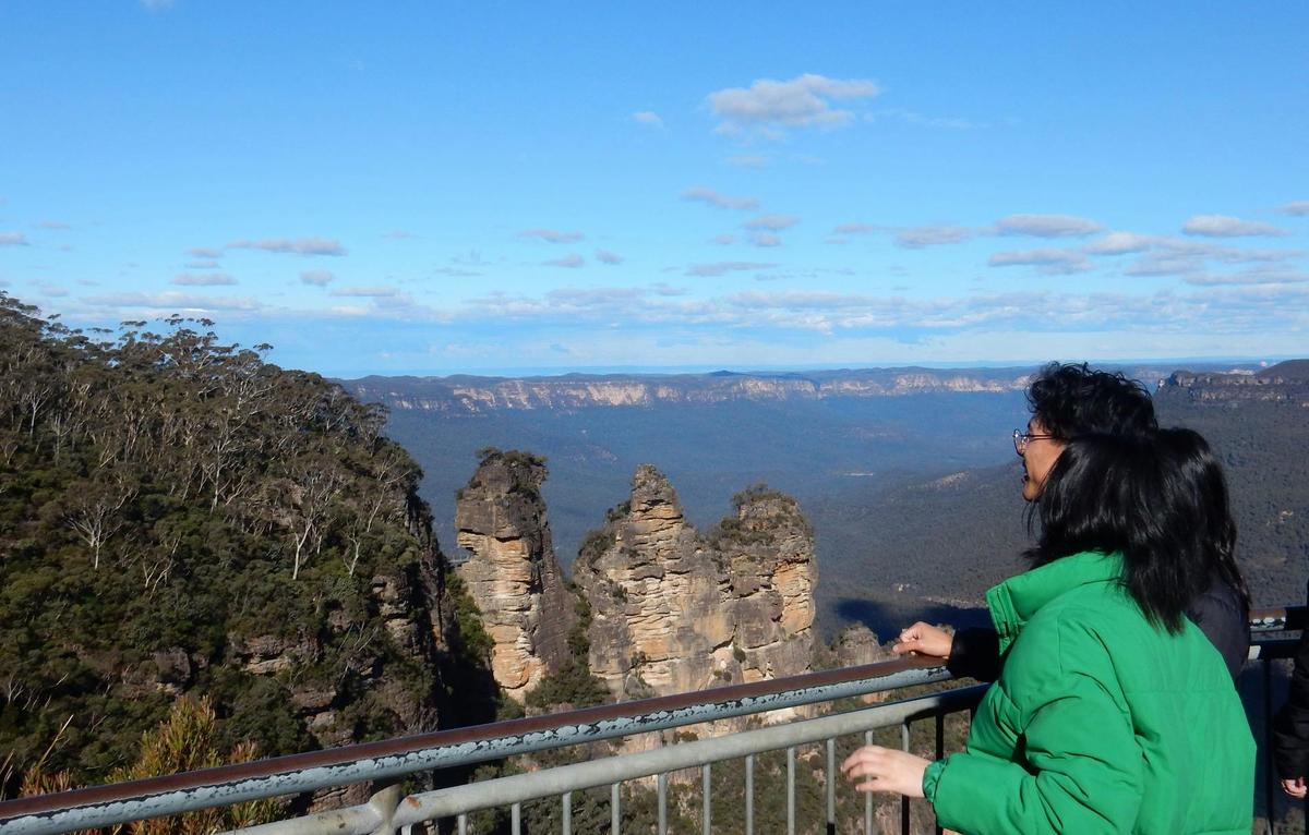 Iconic Three Sisters rock formation at Echo Point, Katoomba