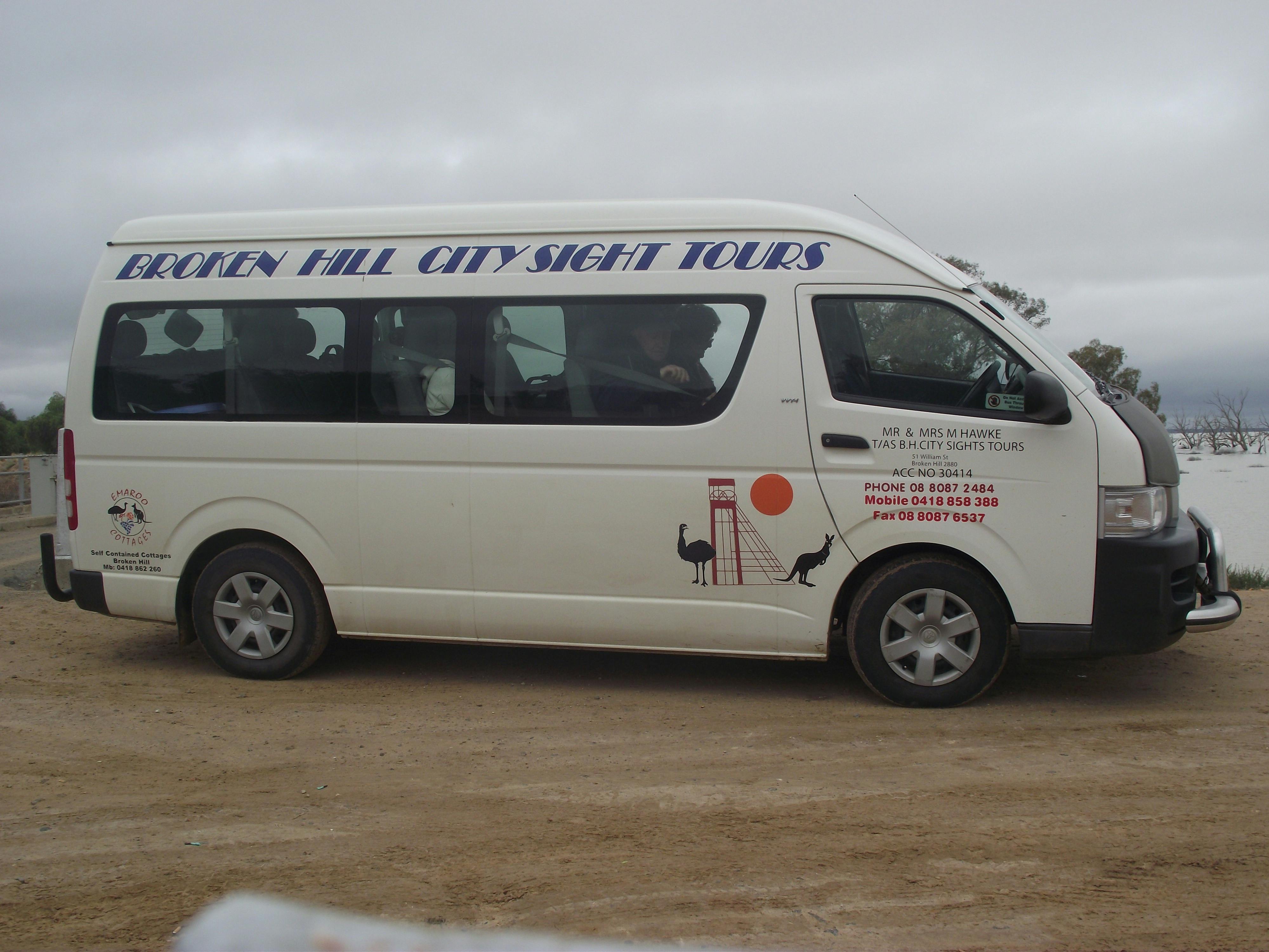 2006 Toyota ,air condition, seat belts ,13 seats