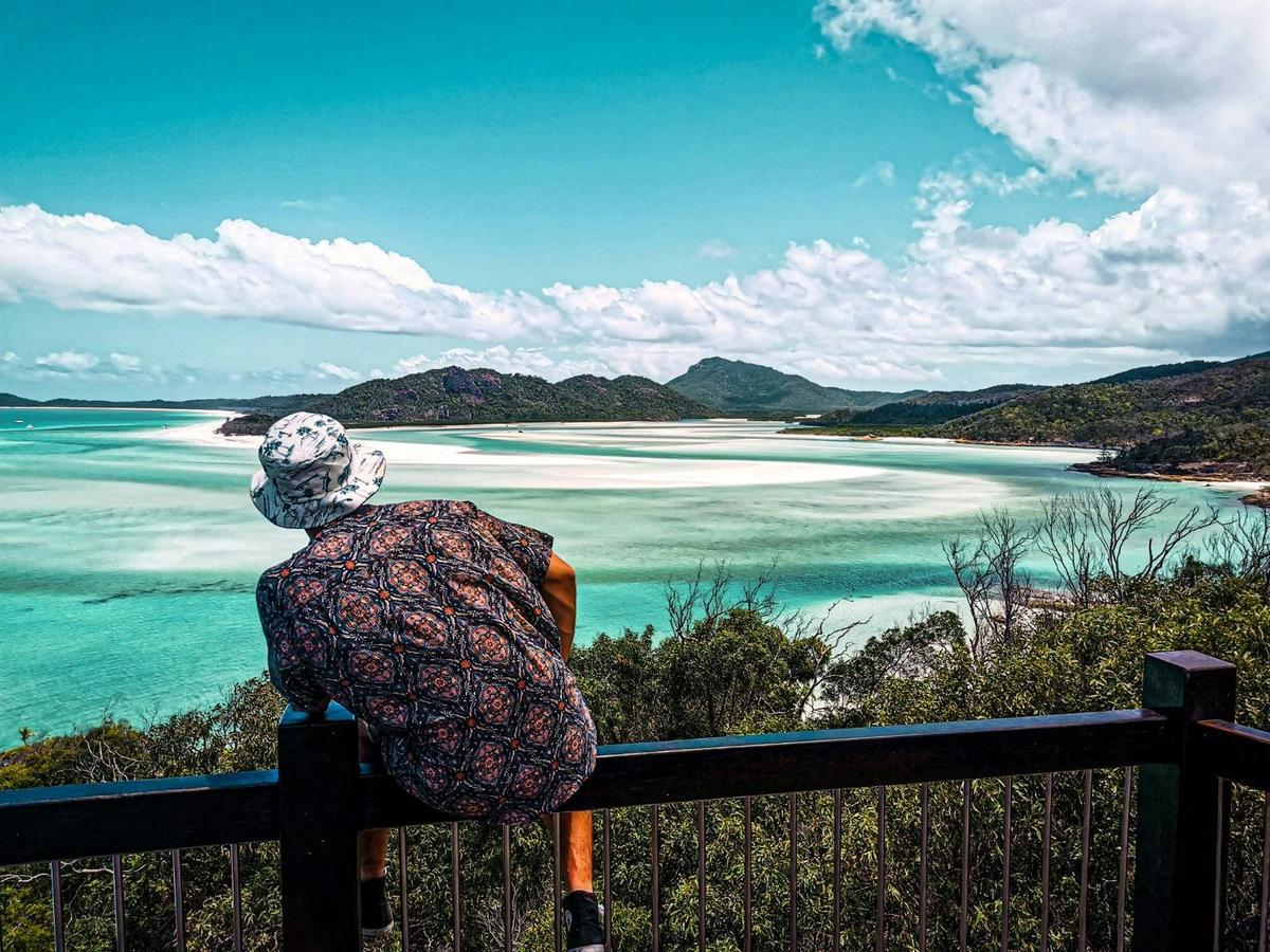 Traveller overlooking Hill Inlet and Whitehaven Beach swirling sands, Whitsundays