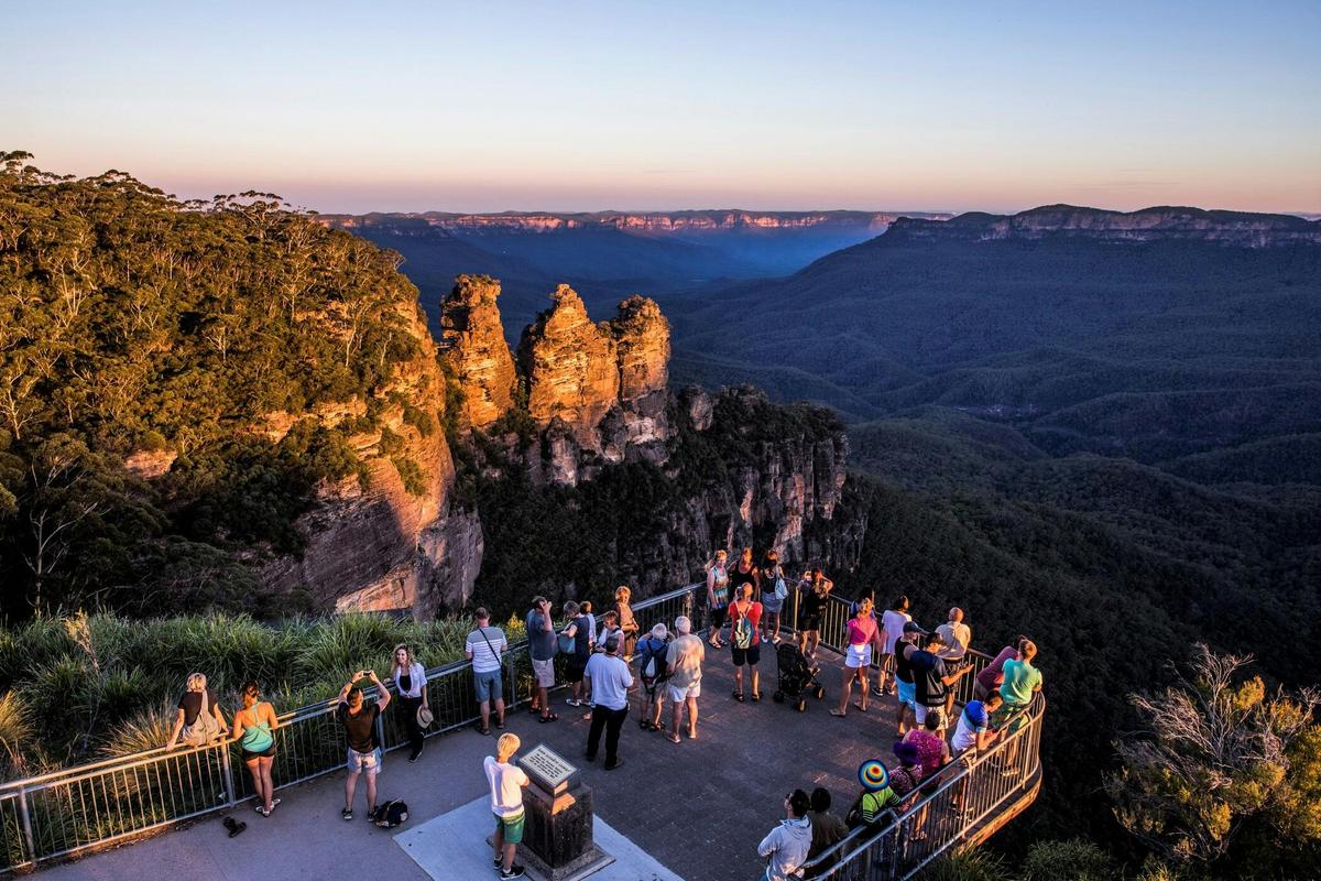 Blue Mountains - Tourists enjoying sunset views Three Sisters