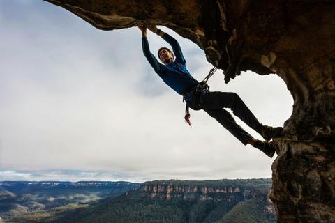 Guide providing climbing demonstration in the Blue Mountains - Learn to rock climb course