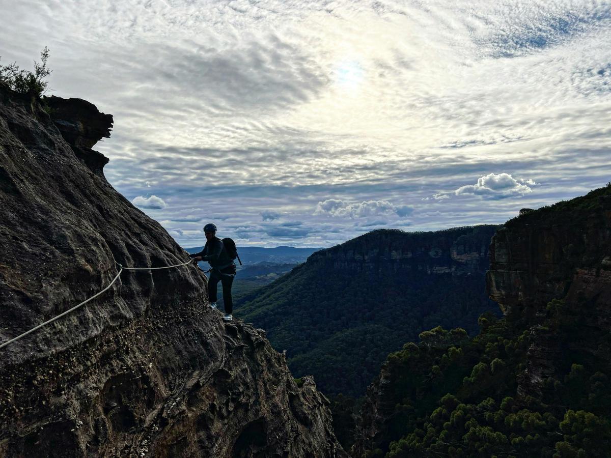 Traversing around Mushroom Rock in the Blue Mountains