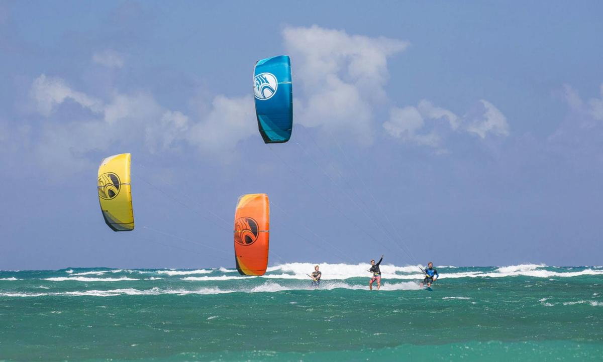 3 kiteboarders