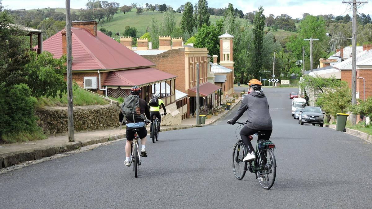 Cycling into historic Carcoar