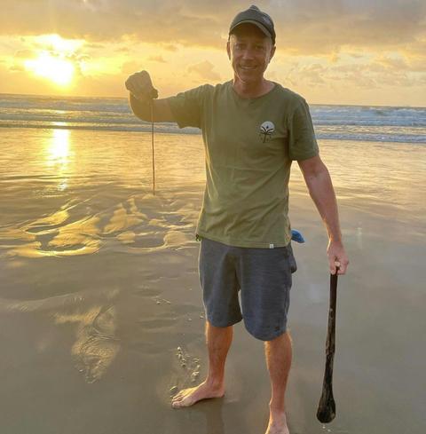 Beach Worming - Fishing with a Local