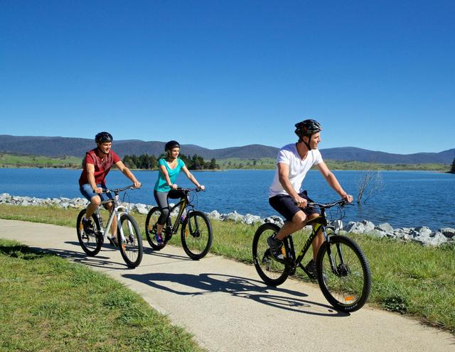Cycling Lake Jindabyne