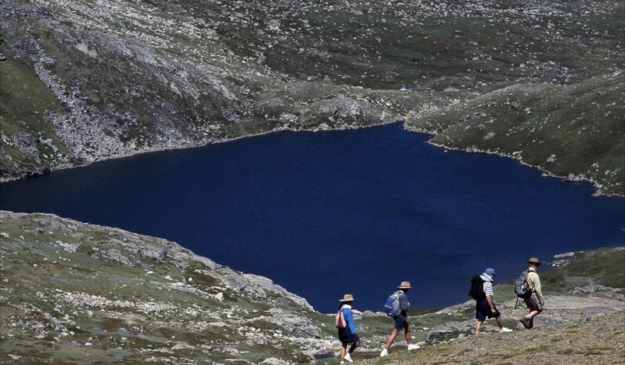 Kosciuszko-National-Park lake walkers