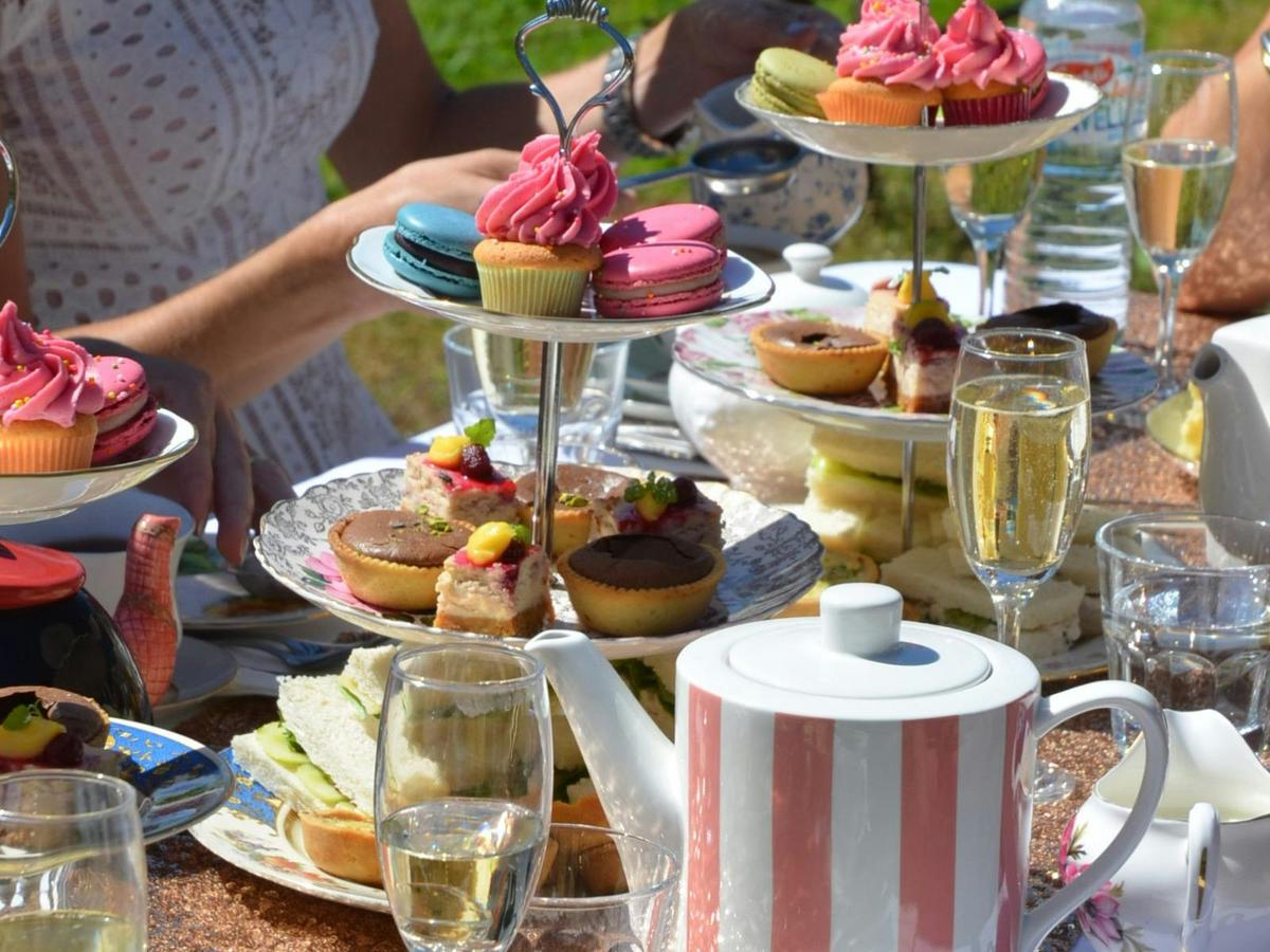 Kenny Escapes High Tea Tour