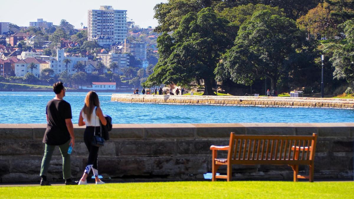 Walking path along sea wall in Sydney Royal Botanic Garden - Quay People tour, Local Travel Planner