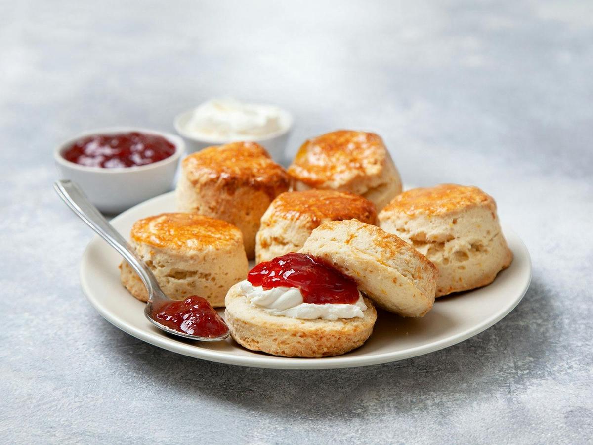 Delicous scones with jam served on the Magistic sighsteeing cruise on Sydney Harbour