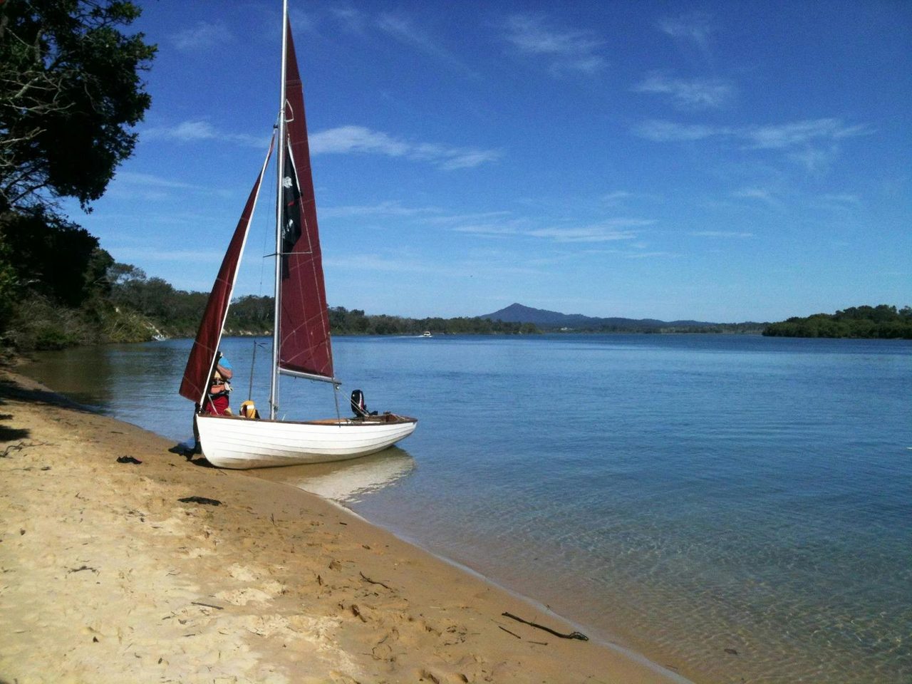 Our Sailingdestination of Mylestom looking back to Nunguu Mirral (Picket Hill)