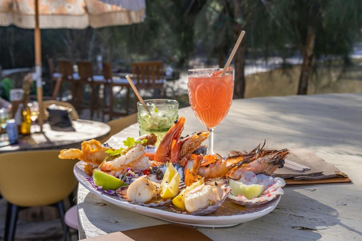 Fresh oysters and local seafood lunch