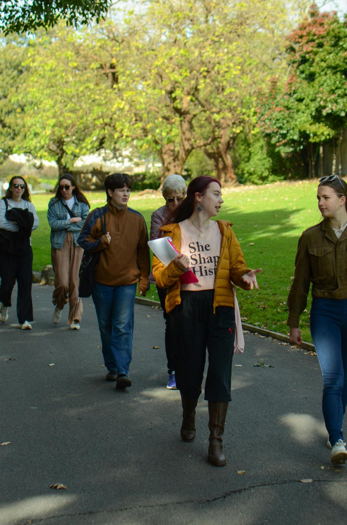Local guide in Sydney walking with group