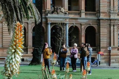 Local guide in Sydney walking with group