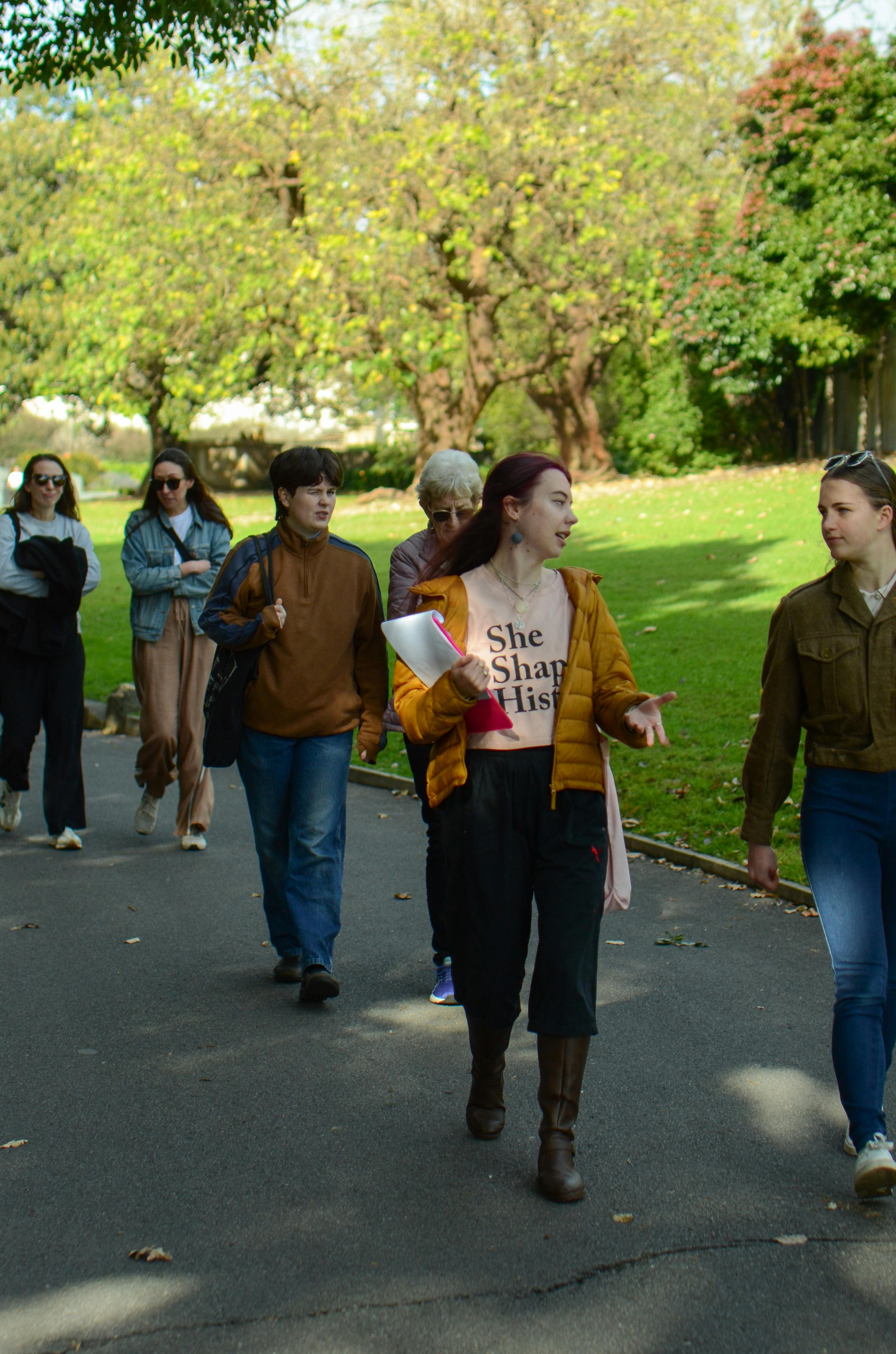 Local guide in Sydney walking with group