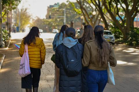 Local guide in Sydney walking with group