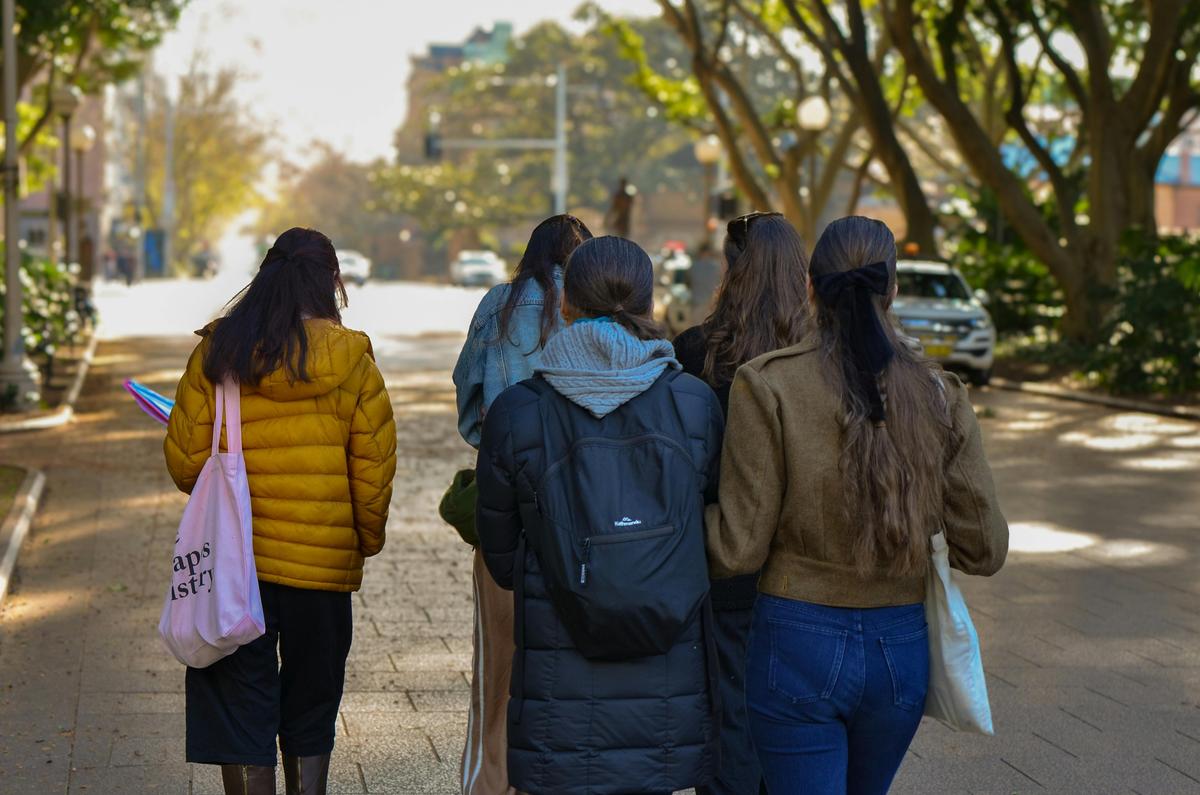 Local guide in Sydney walking with group