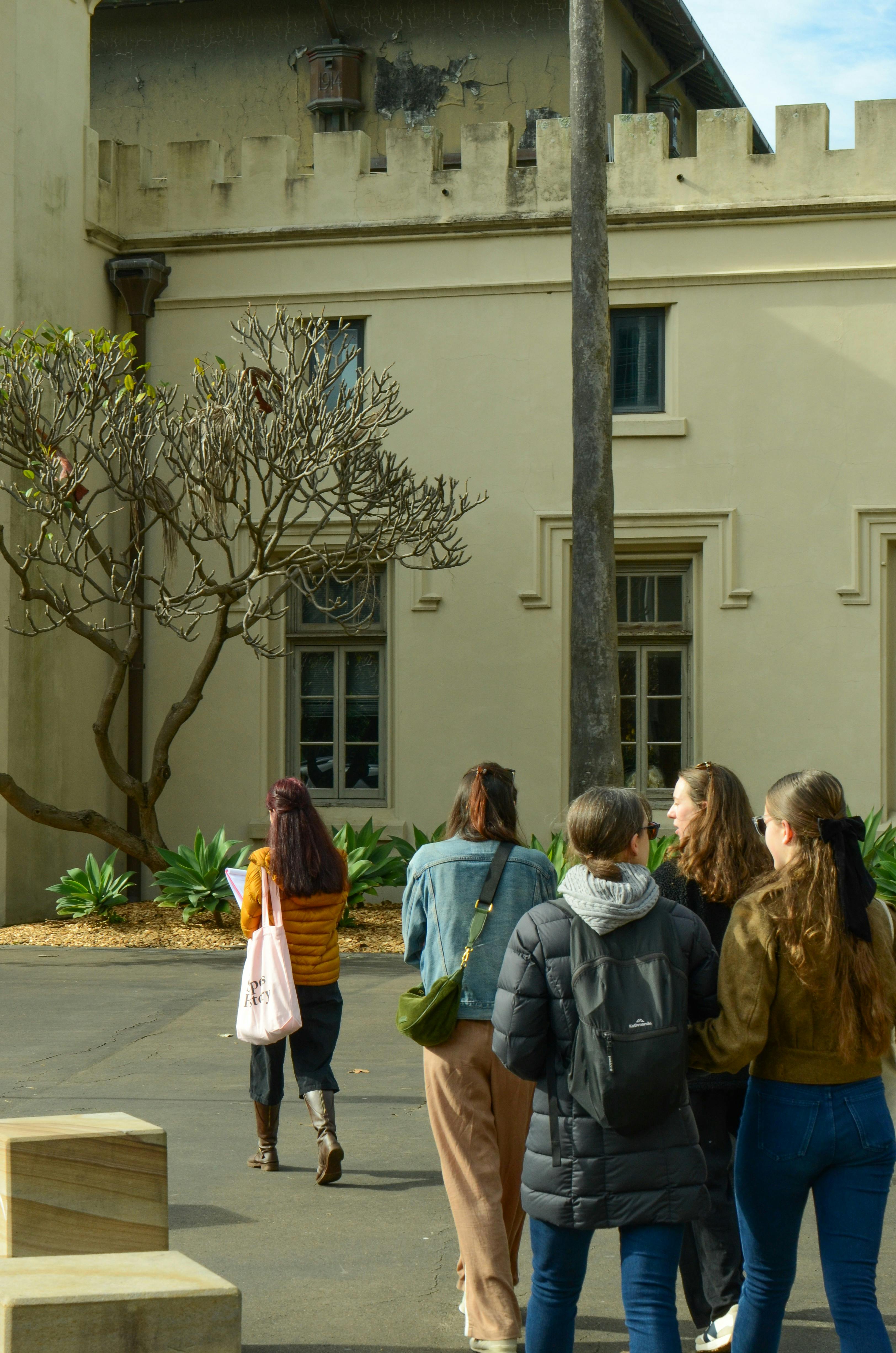 Local guide in Sydney walking with group