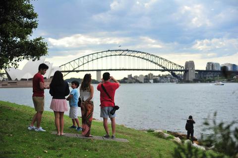 Family enjoying a private Sydney city tour