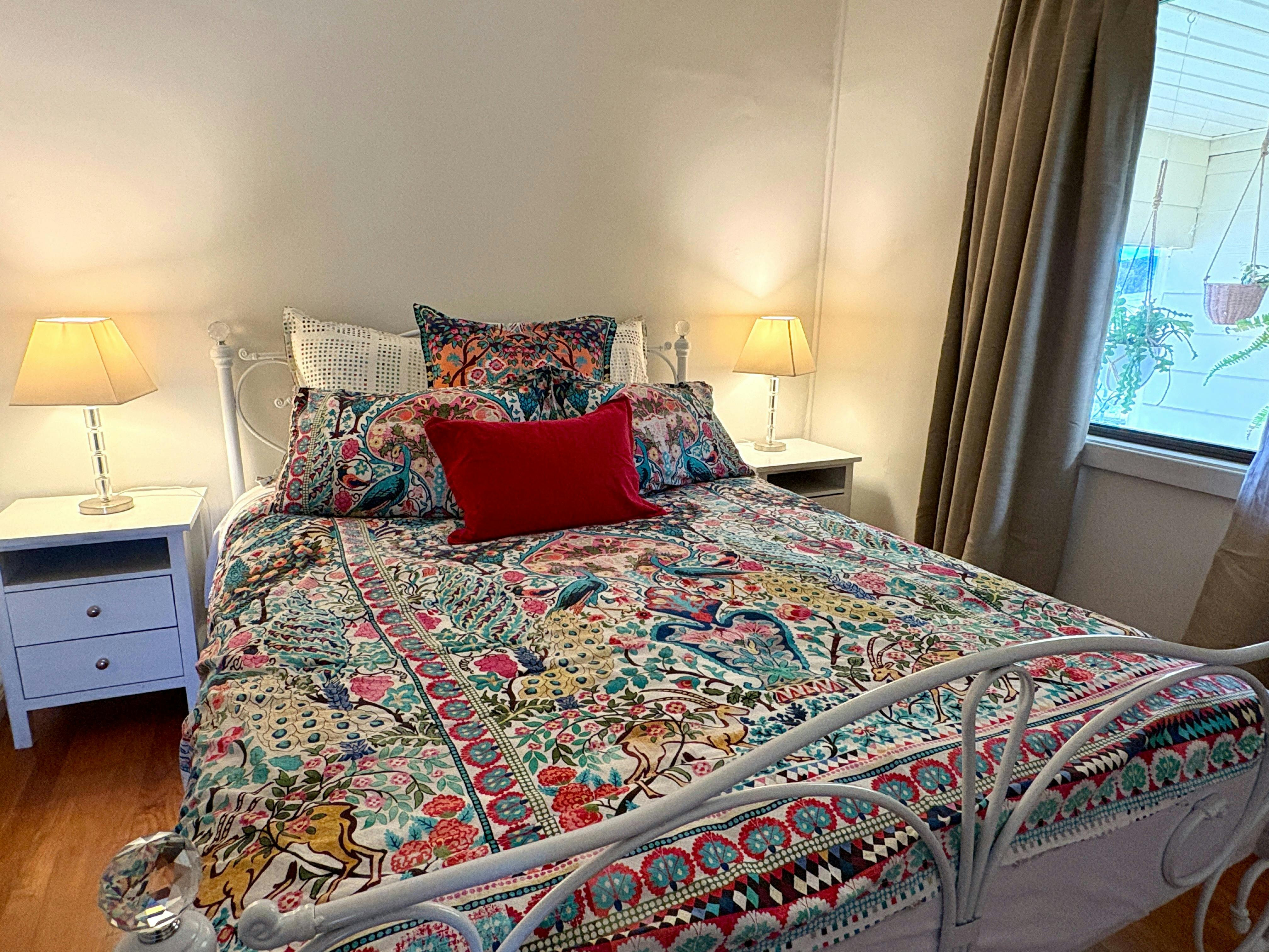 Queen room in Peppertree Cottage, Capertee Mountain View Retreats