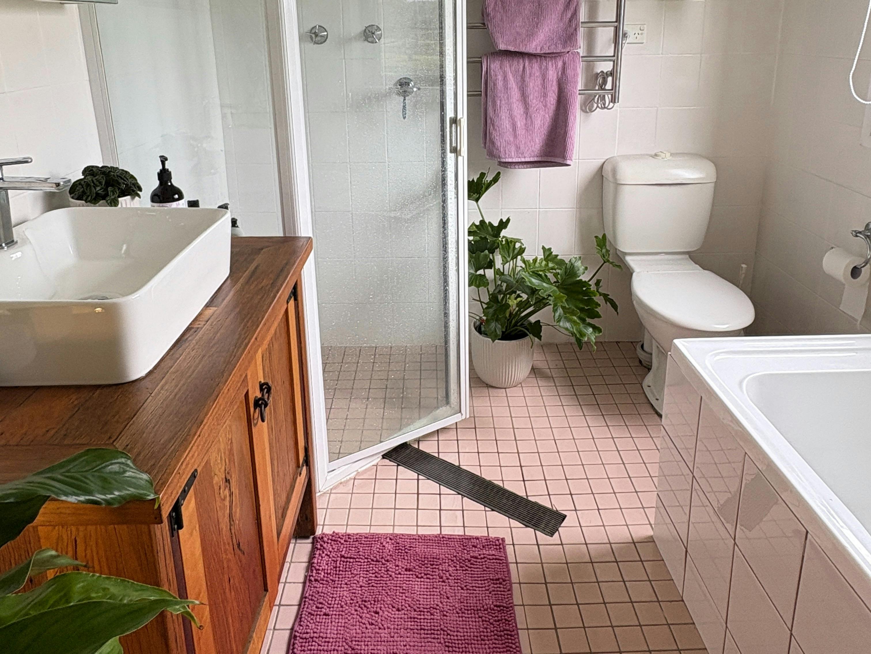 Bathroom in farm cottage at Capertee Mountain View Retreats