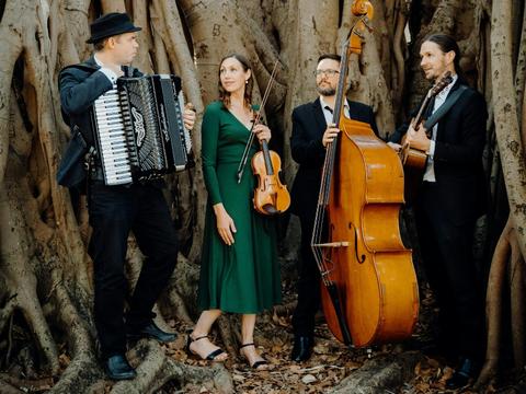 Estampa: Postcards - Melodies from Afar