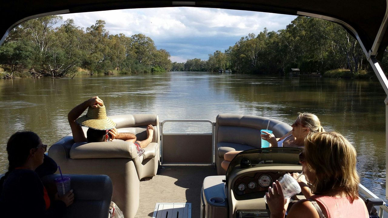 Houseboat along the Corowa straight