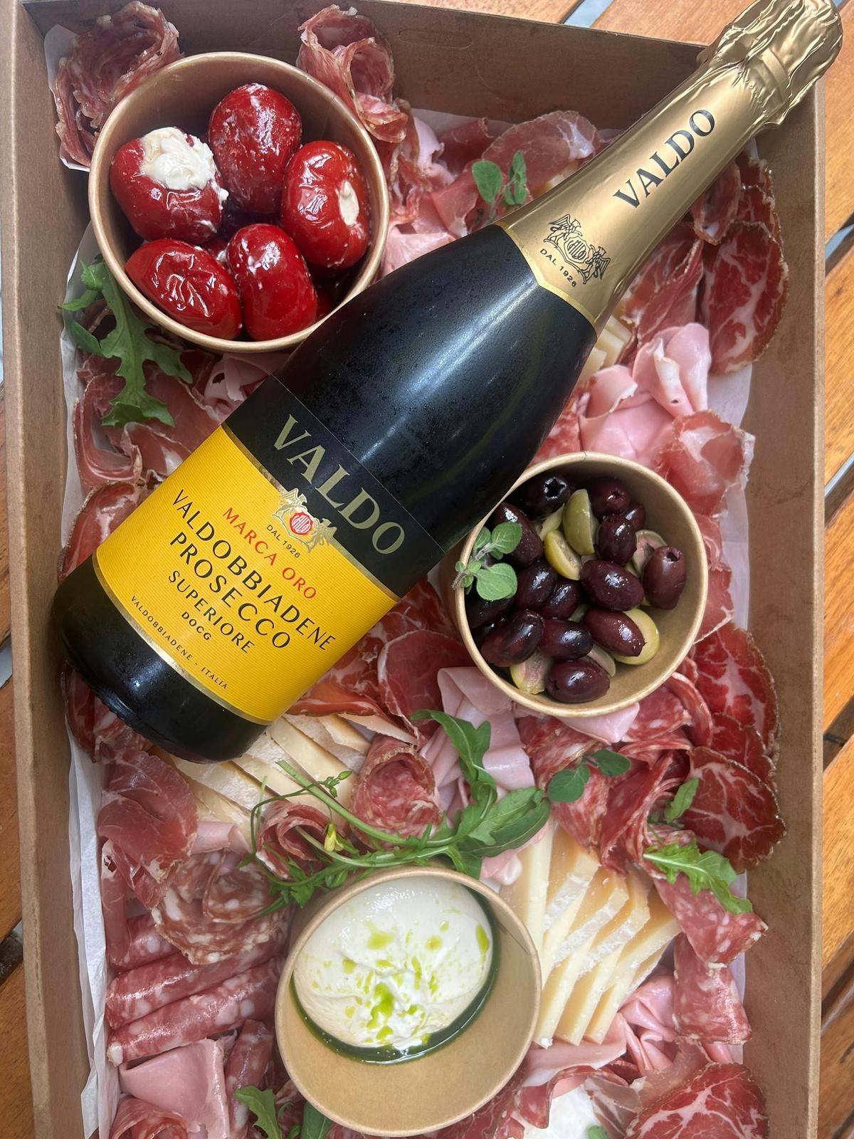 Platters and grazing boxes with Italian wines