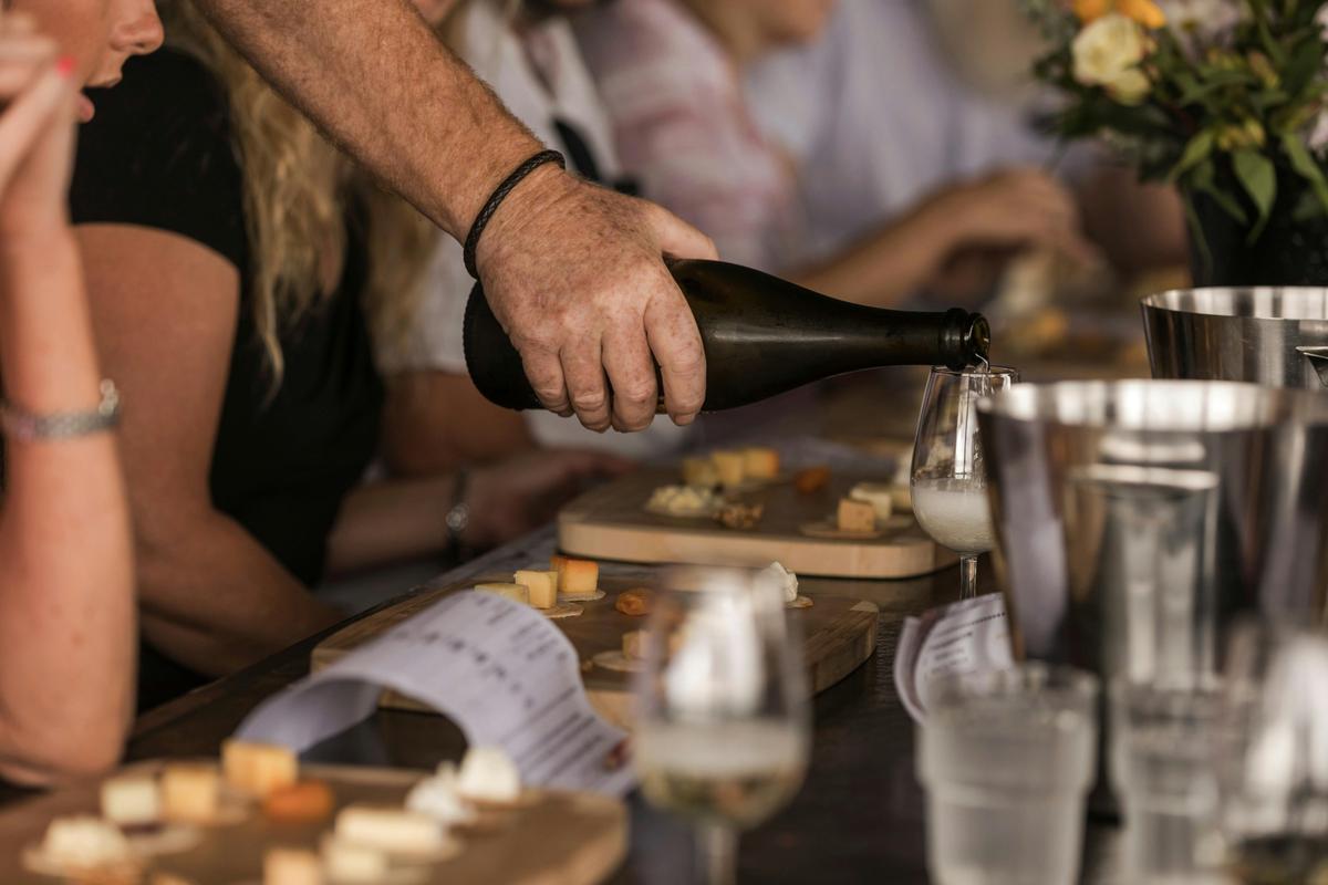Guide pouring wine