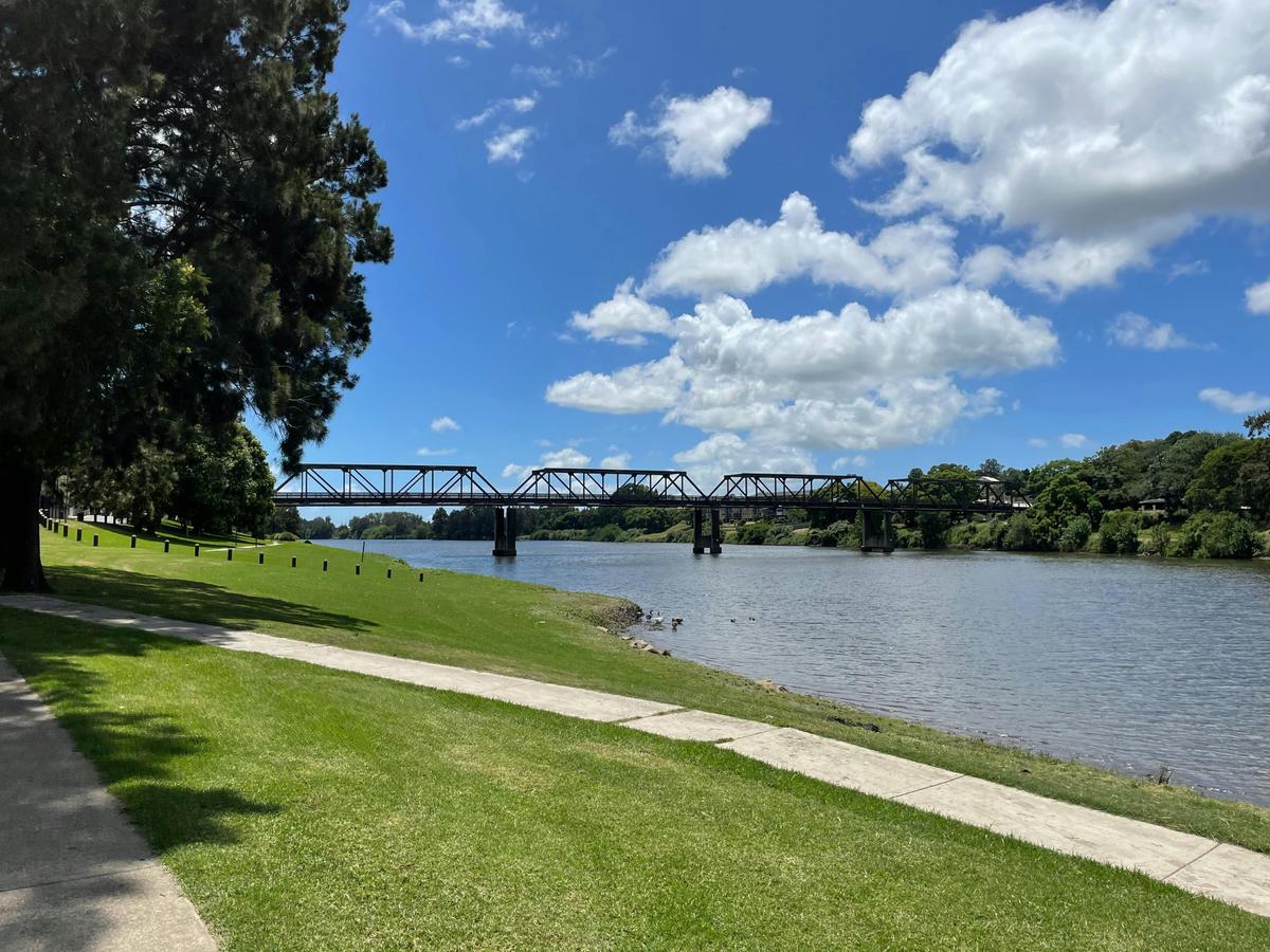 Looking towards the Kempsey Traffic Bridge from Riverside Park