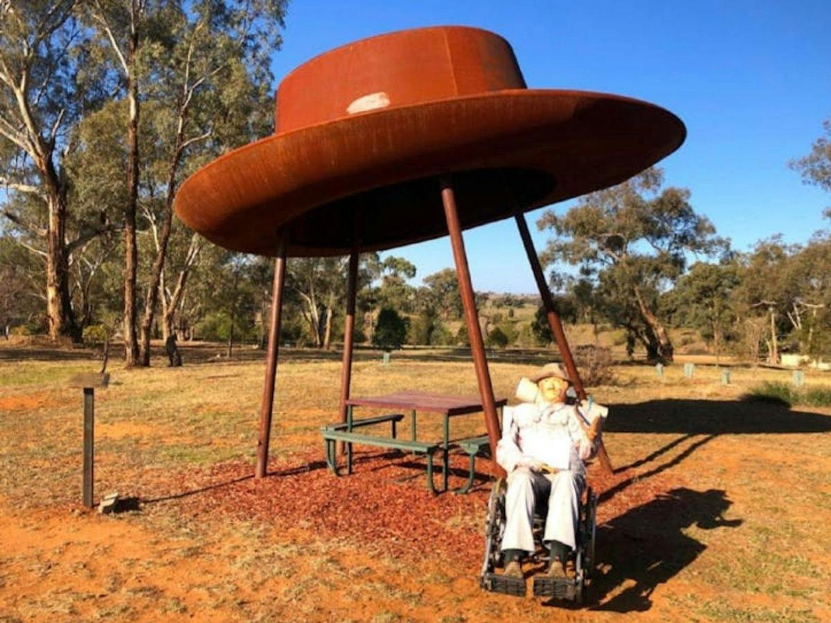 Banjo's Hat sculpture in Yeoval