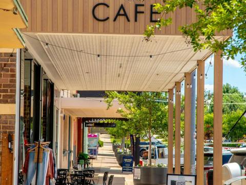 Molong has cafes and shopping