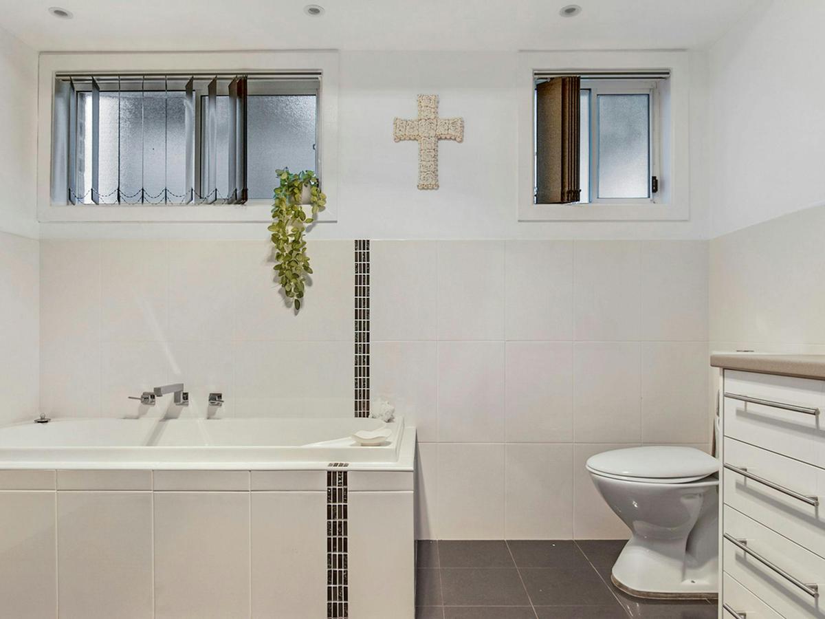 150South Bathroom, Bath Tub