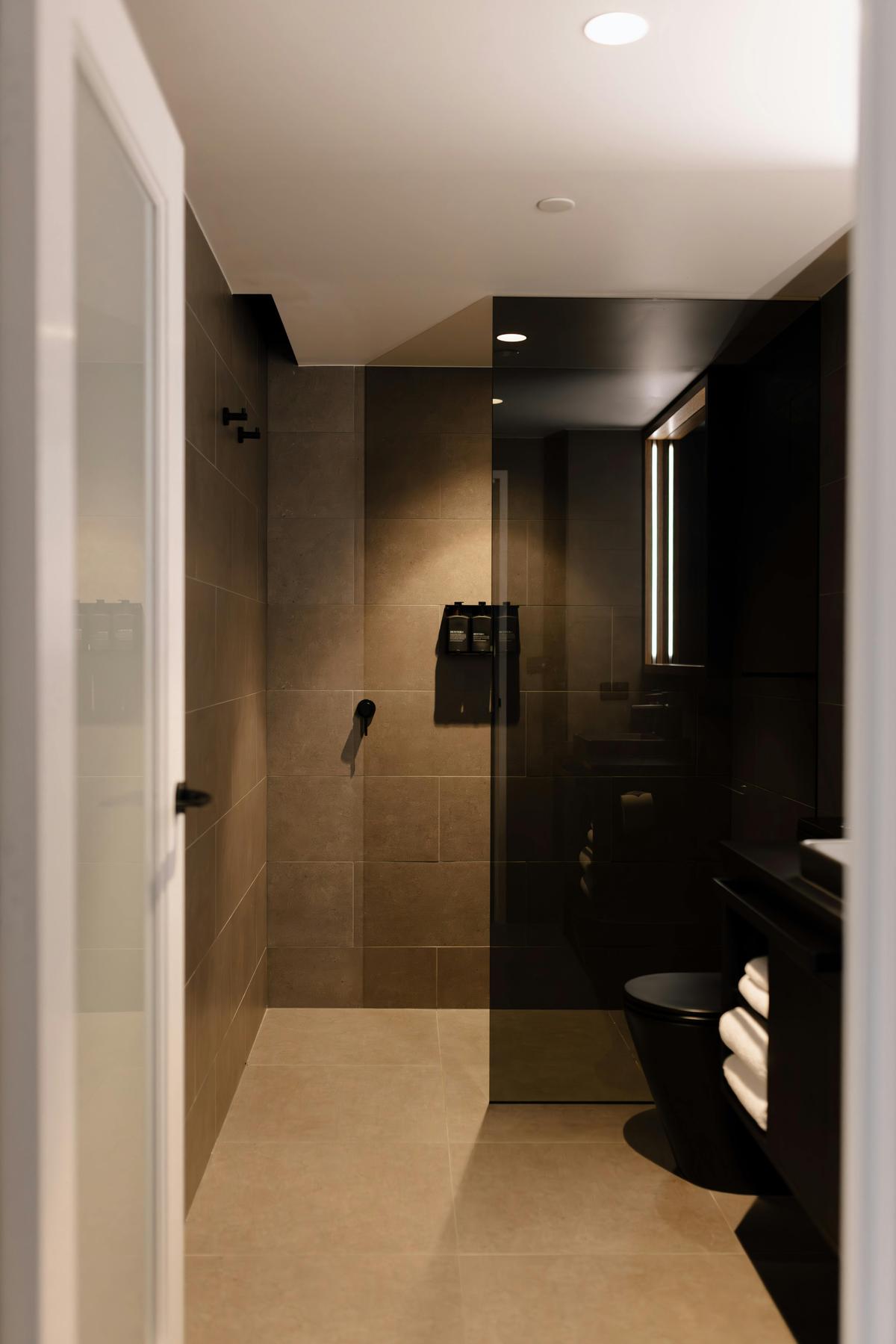 One Bedroom Bathroom