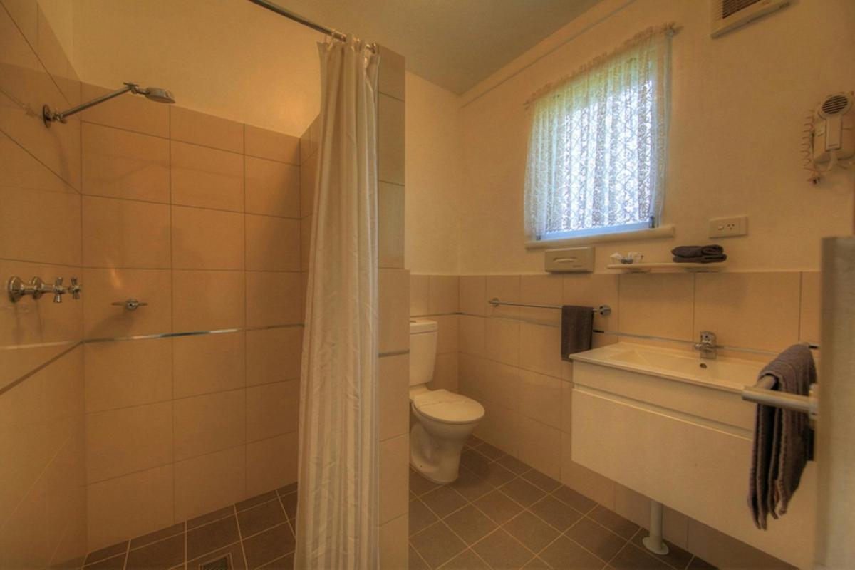 Queen deluxe bathroom