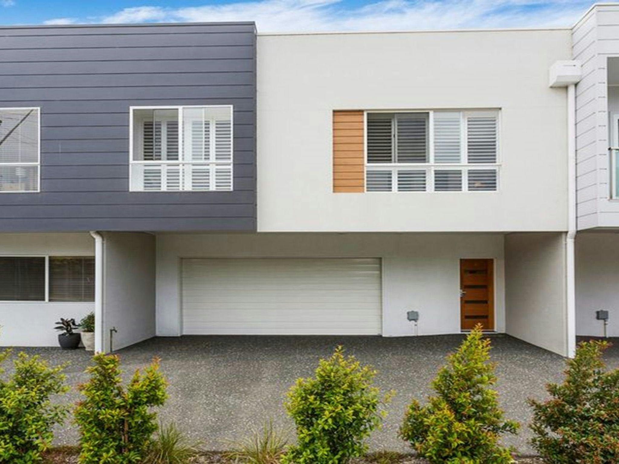 Near Shops, Parking, Parking - garage, Private Entrance