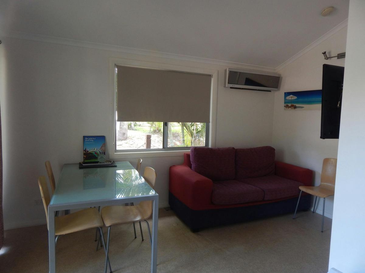 Poolside Hut - Living area