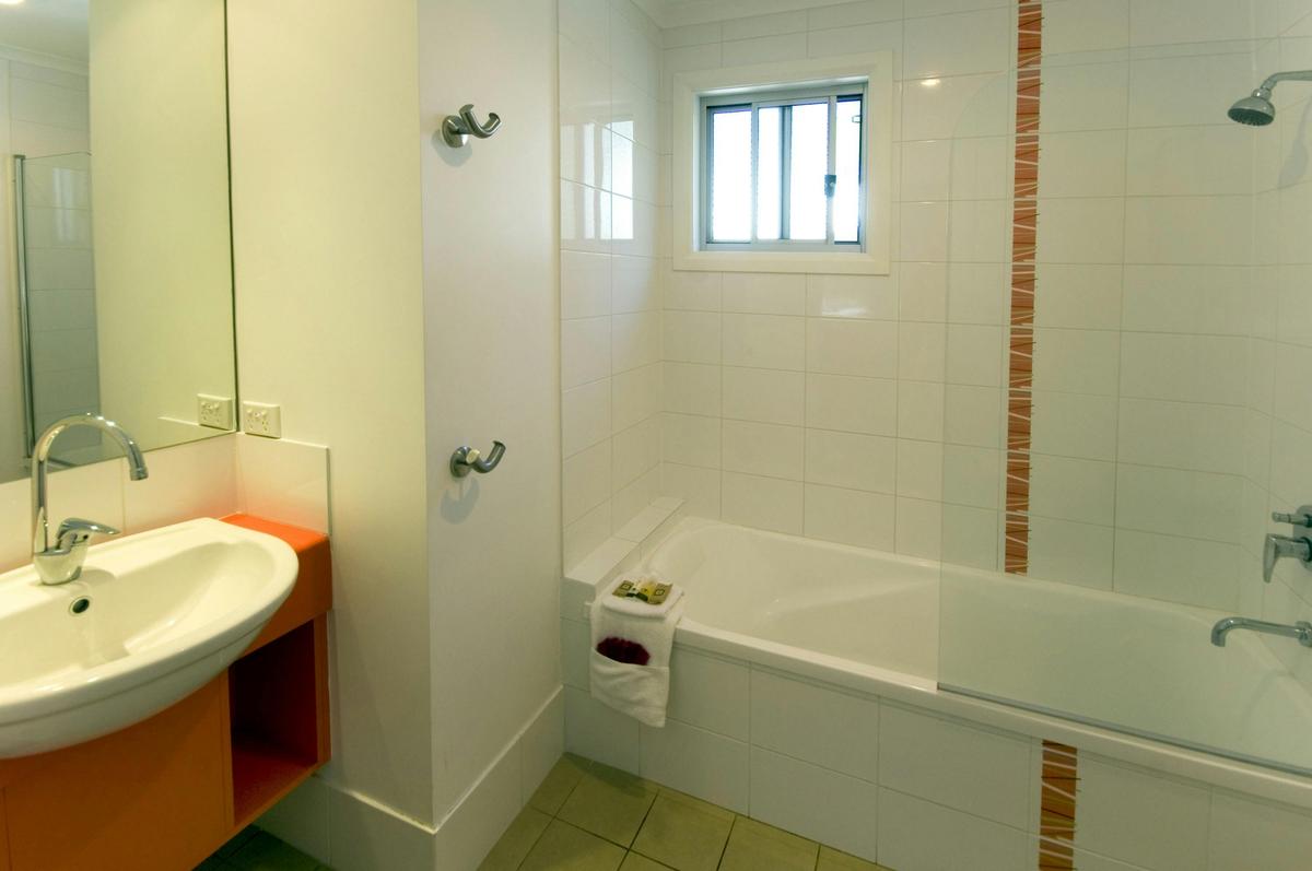 Elevated Surf Shack - Bathroom