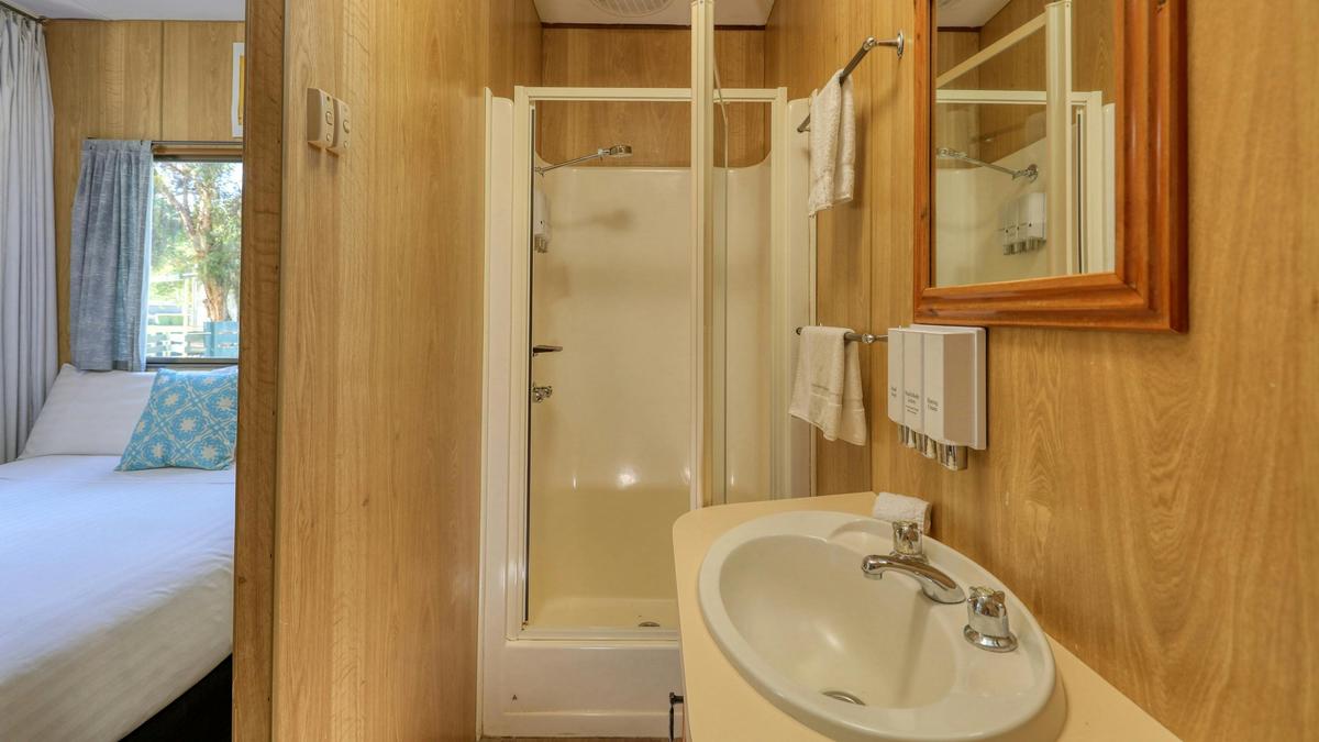 Riverfront Cabin Ensuite