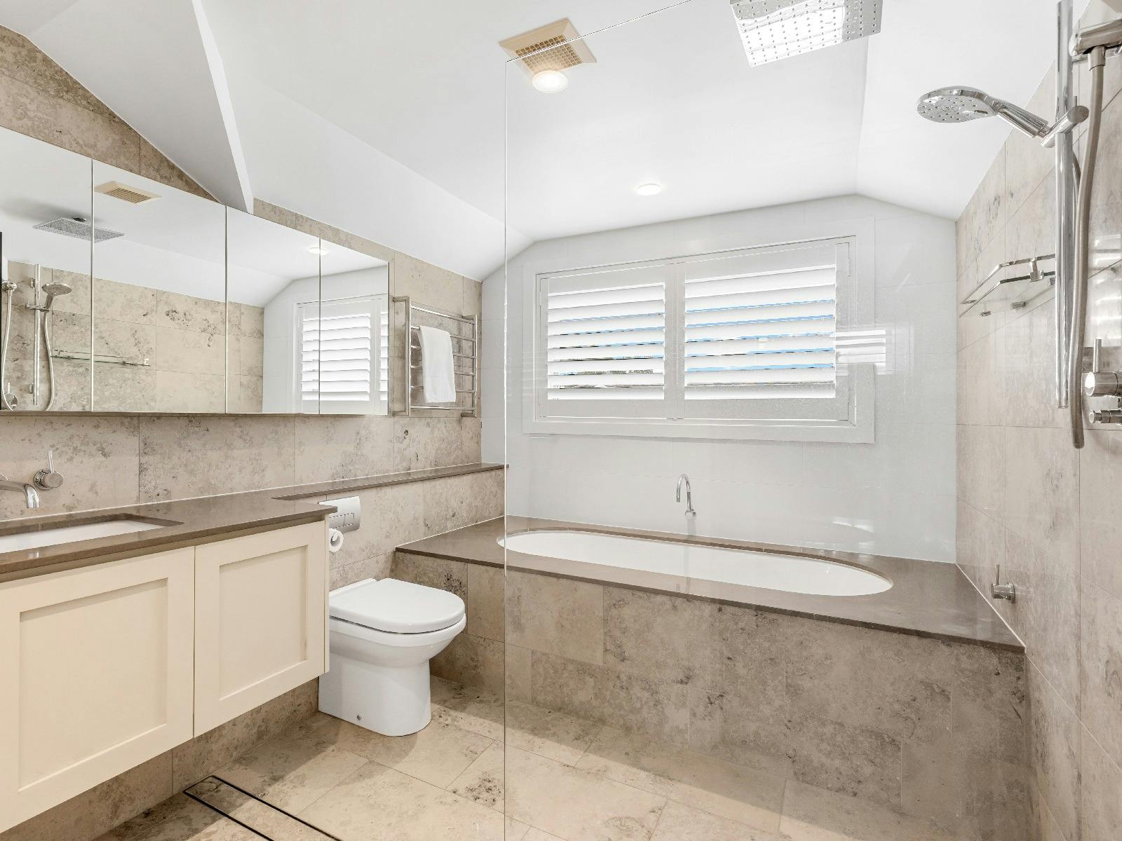Belleview Hunter bathroom with bath tub