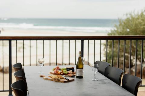 Premium Beachfront Villa | Tasman Holiday Parks - Racecourse Beach